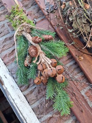 Toef van kunstnobilis met berkentakjes en roestige bellen