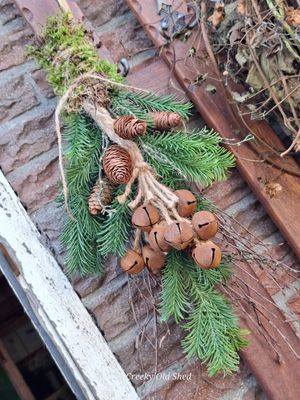 Toef van kunstnobilis met berkentakjes en roestige bellen