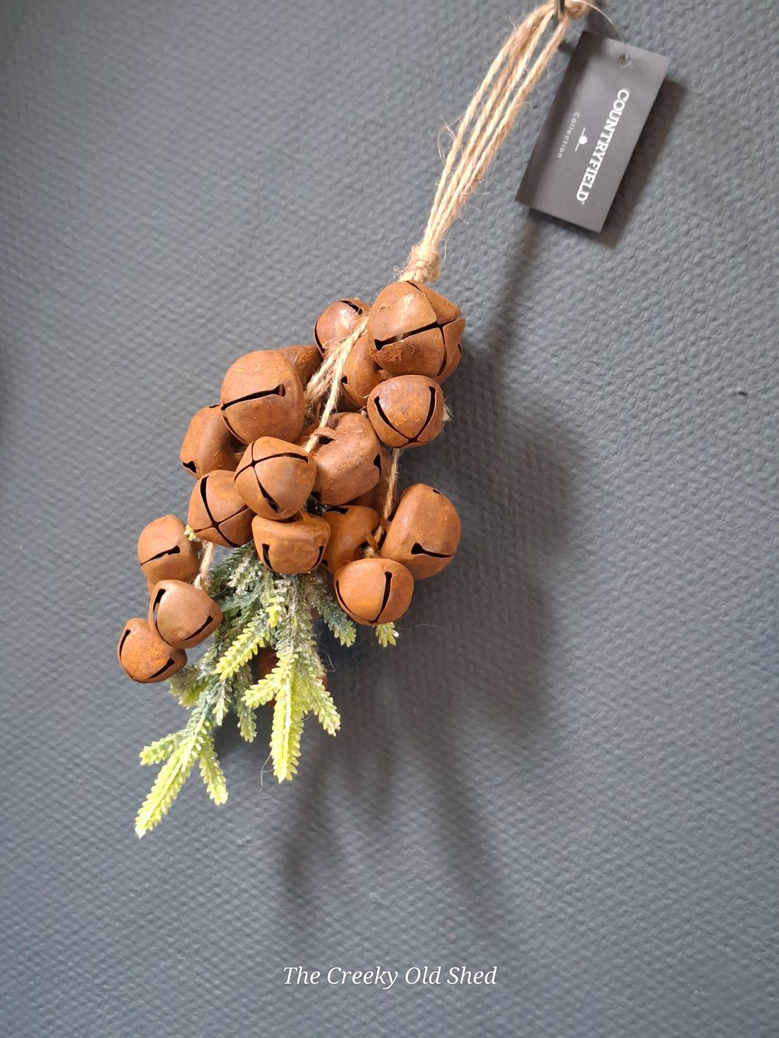 Metalen kersthanger Falk met belletjes – roestkleur (L)