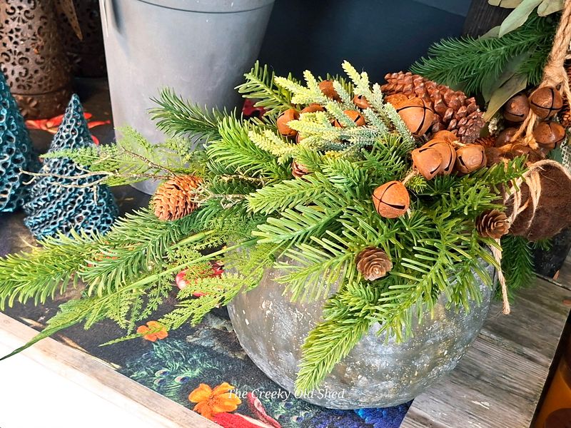 Kersttoef kunst – met zijdetakken, dennenappels en roestige bellen