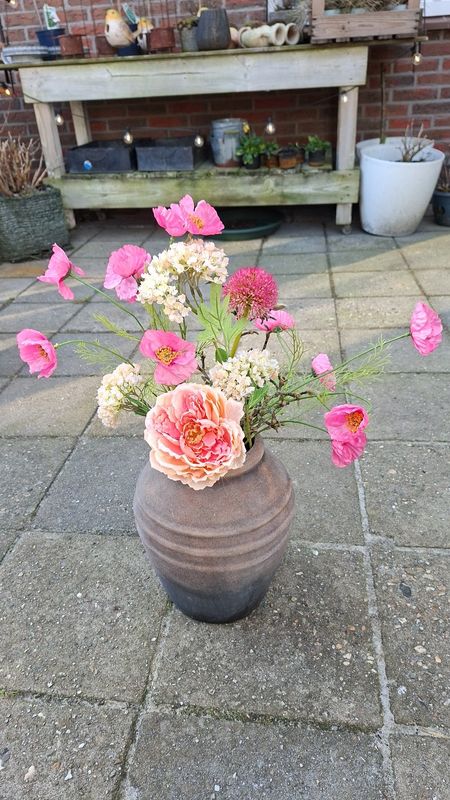 Roze Zijdeboeket in Betonlookt Pot - Kunst Voorjaarsboeket