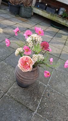 Roze Zijdeboeket in Betonlookt Pot - Kunst Voorjaarsboeket