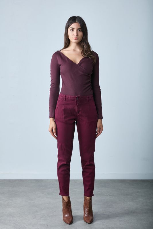 Toxik Mom/Boyfriend Fit Chino In Burgundy