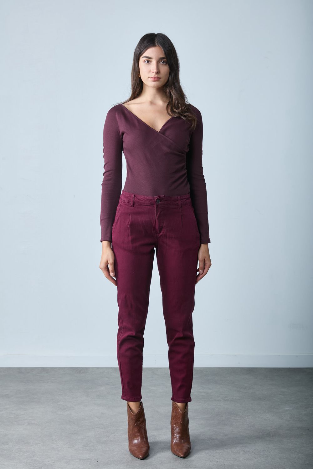Toxik Mom/Boyfriend Fit Chino In Burgundy