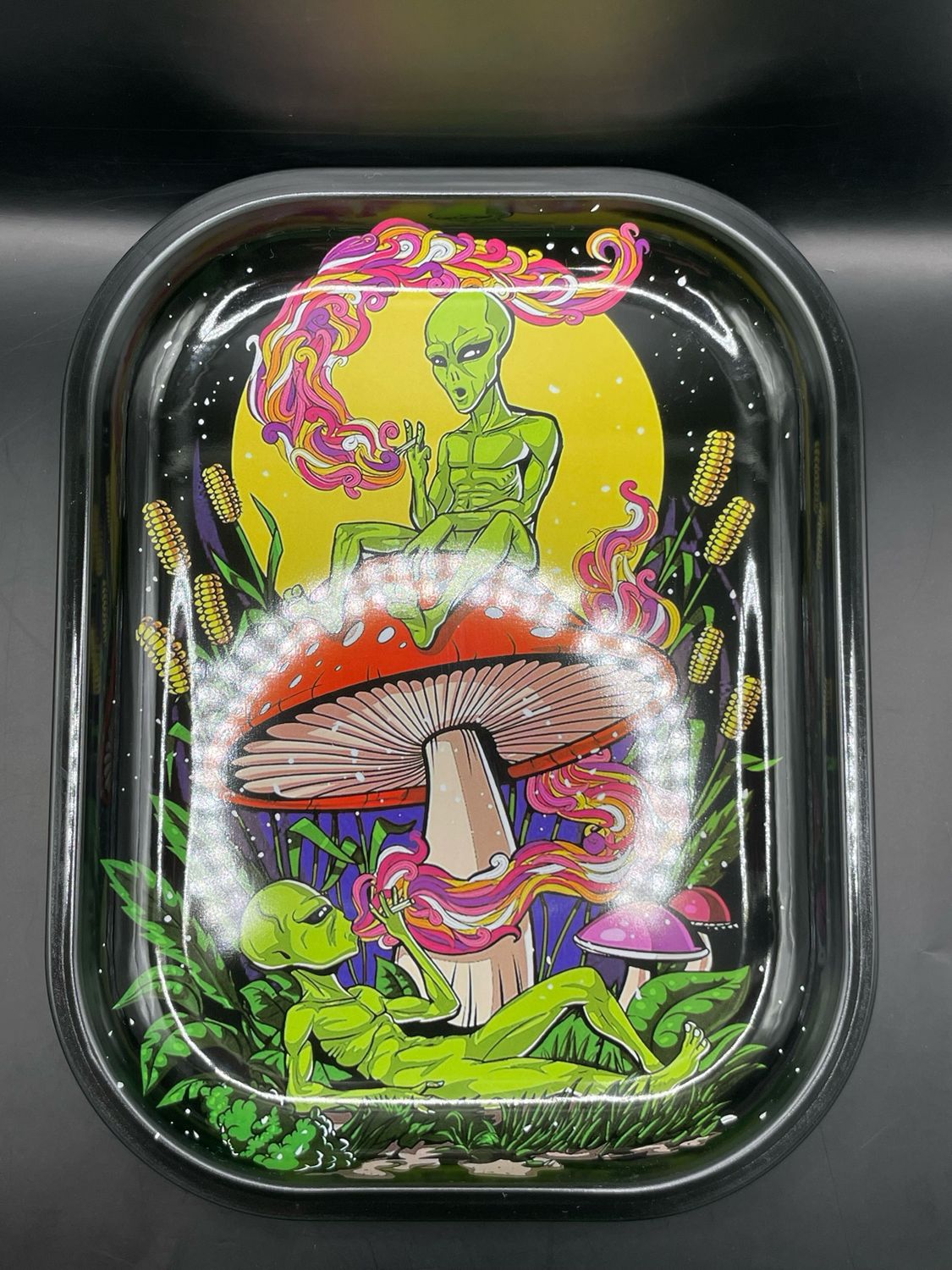 Alien rolling tray w/ magnetic lid