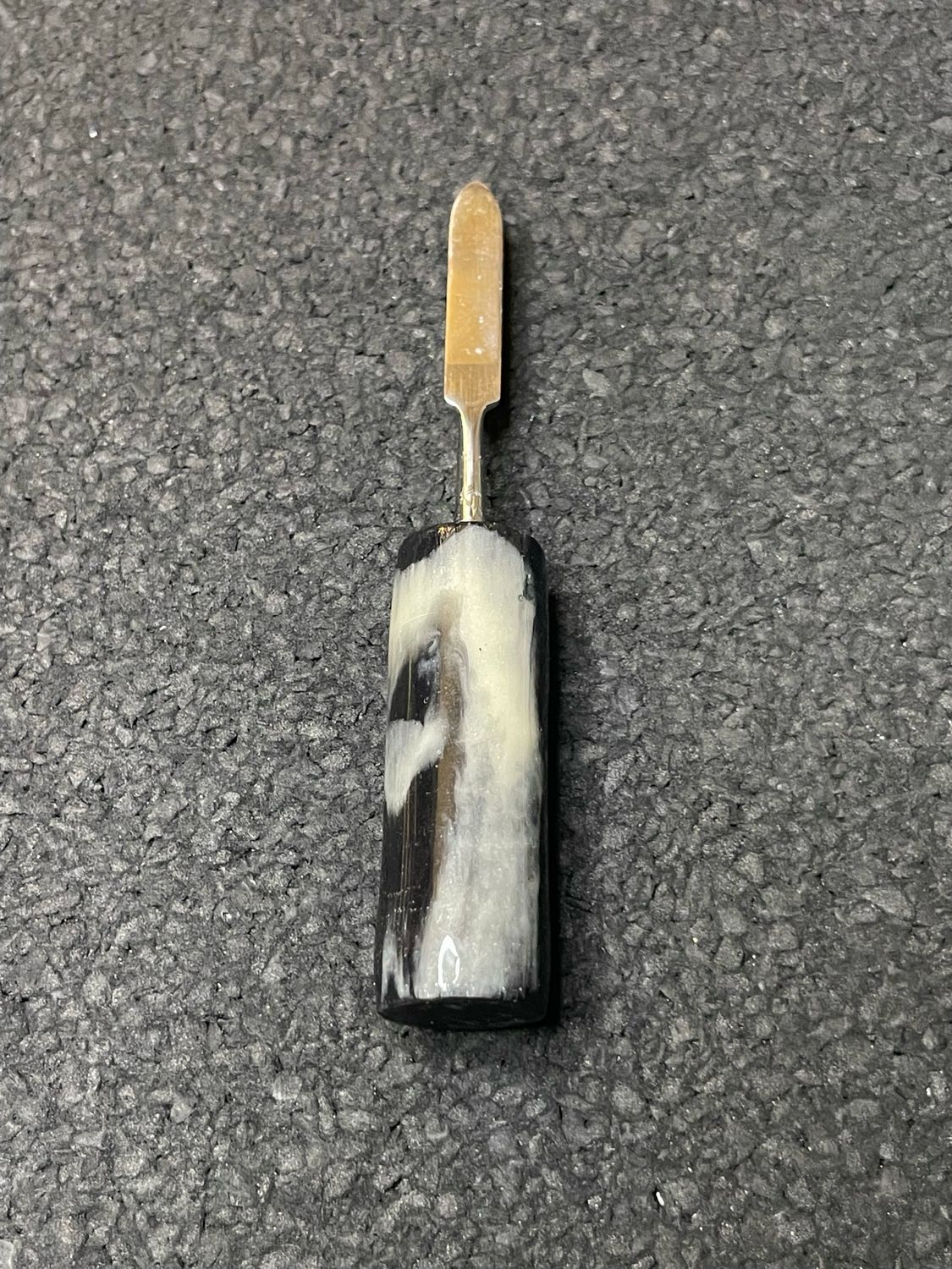 Round black &amp; white tool