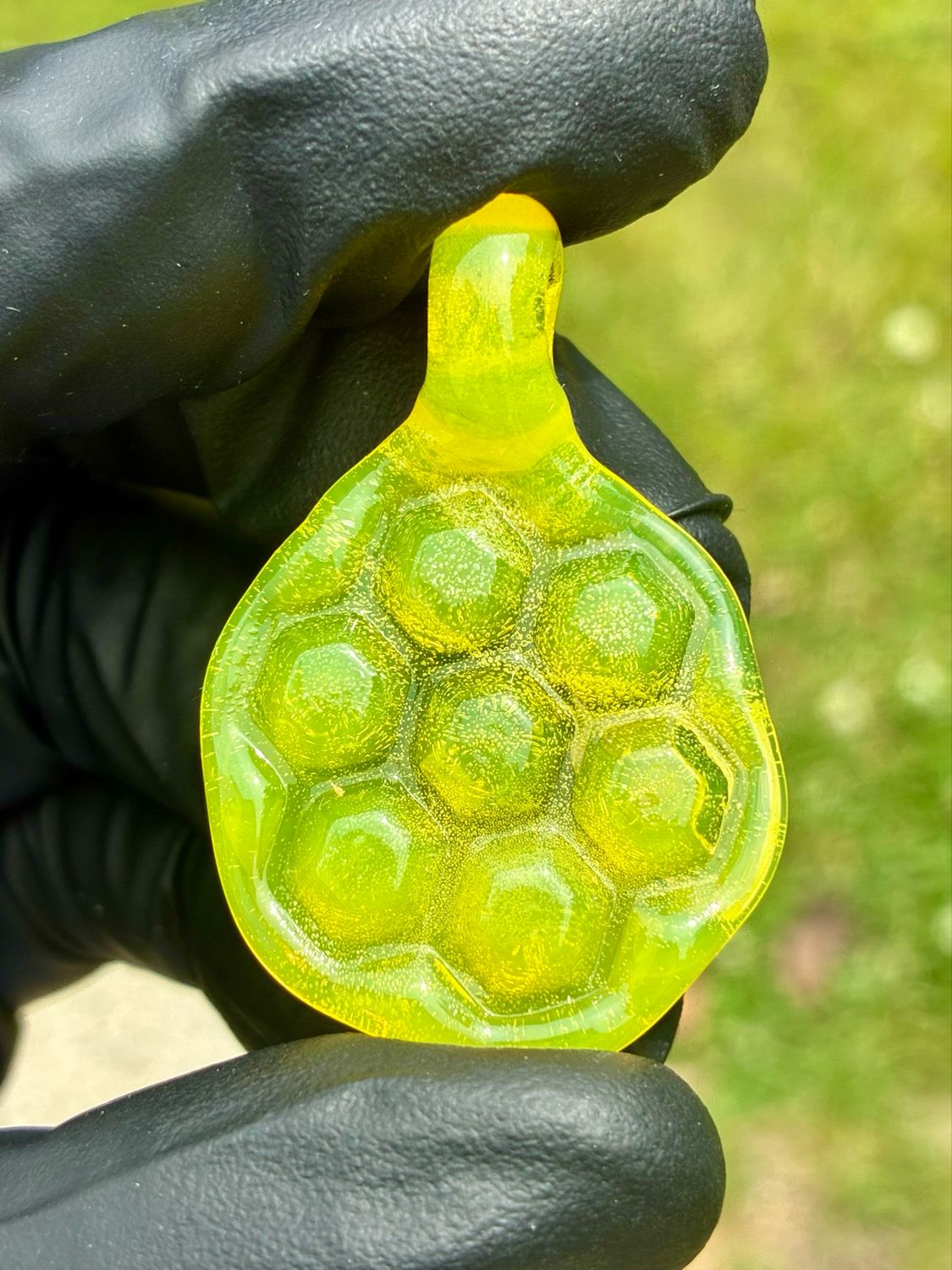 Honeycomb pendant UV