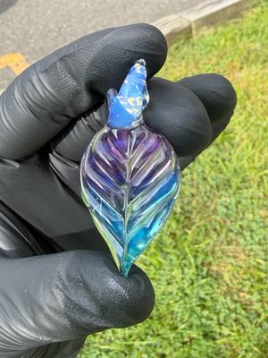 Leaf pendant rich villa