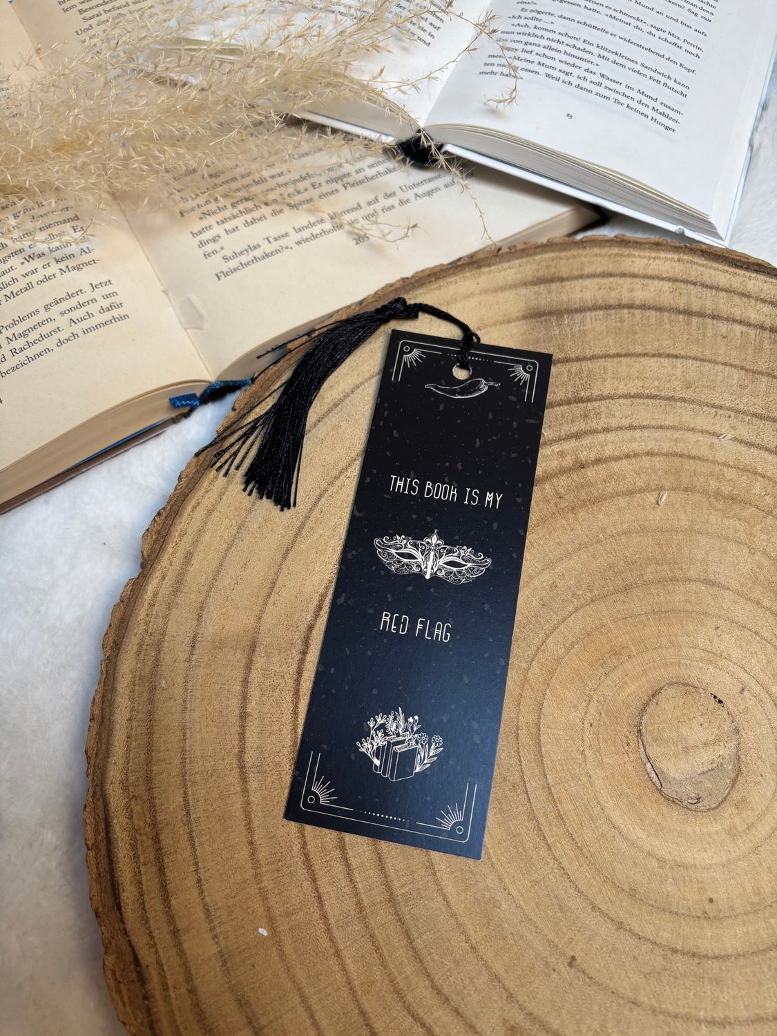 Lesezeichen „Red Flag“ mit Quaste Lesezeichen „Red Flag“ mit Quaste