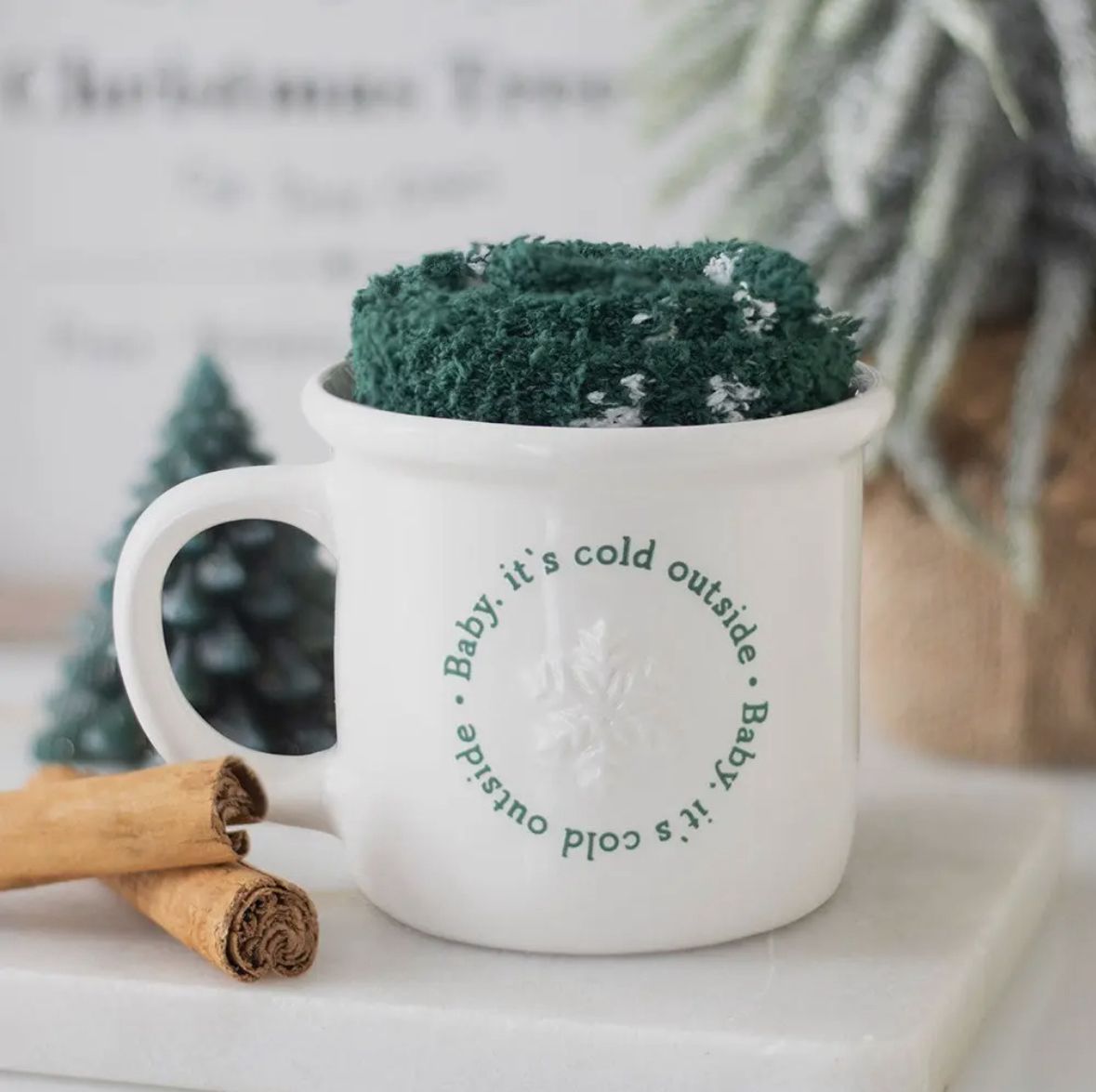 Tasse- & Kuschelsocken-Set „Baby, it’s cold outside“
