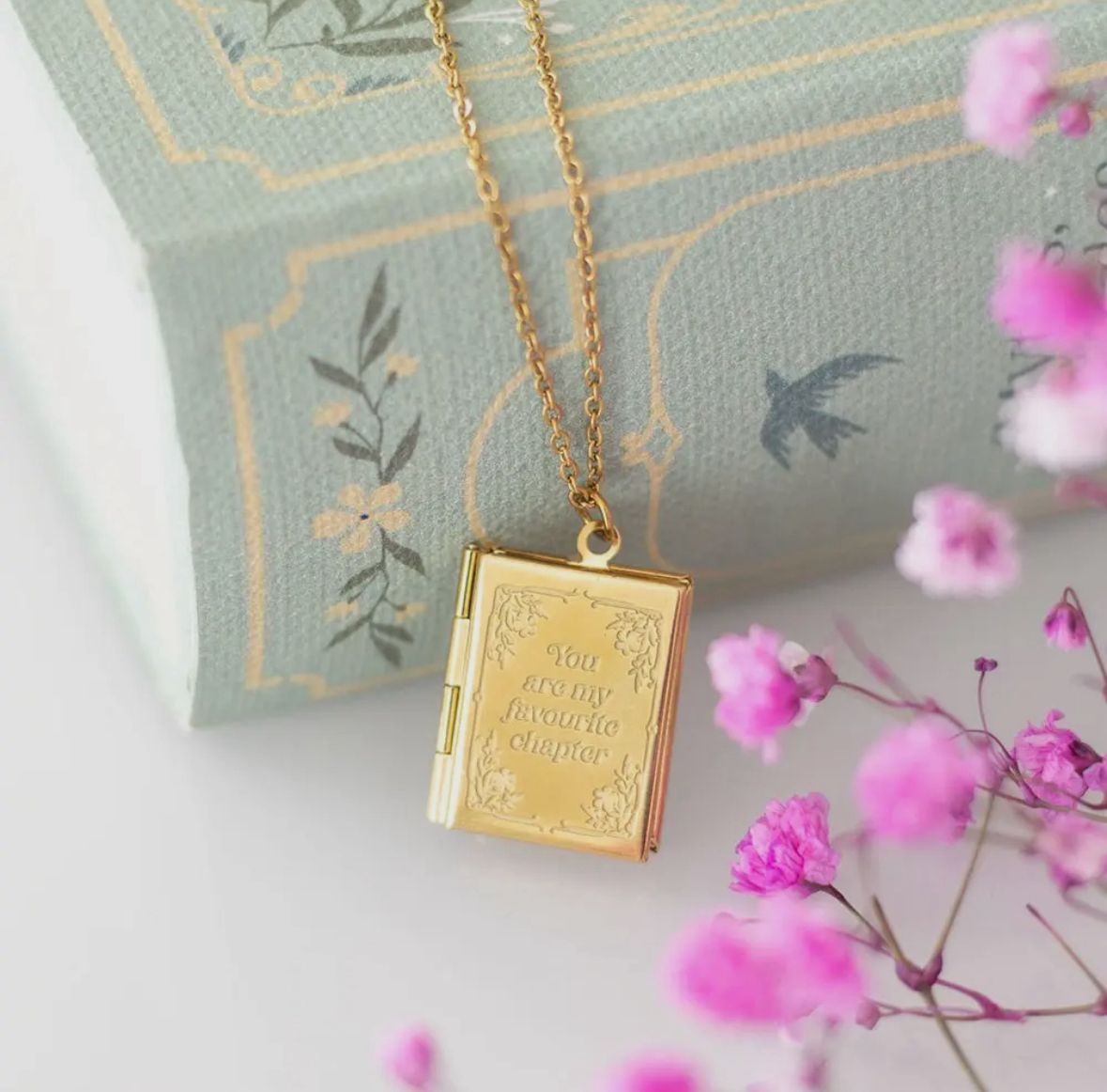 Goldenes Medaillon „You are my favourite chapter“ – Buchform Halskette