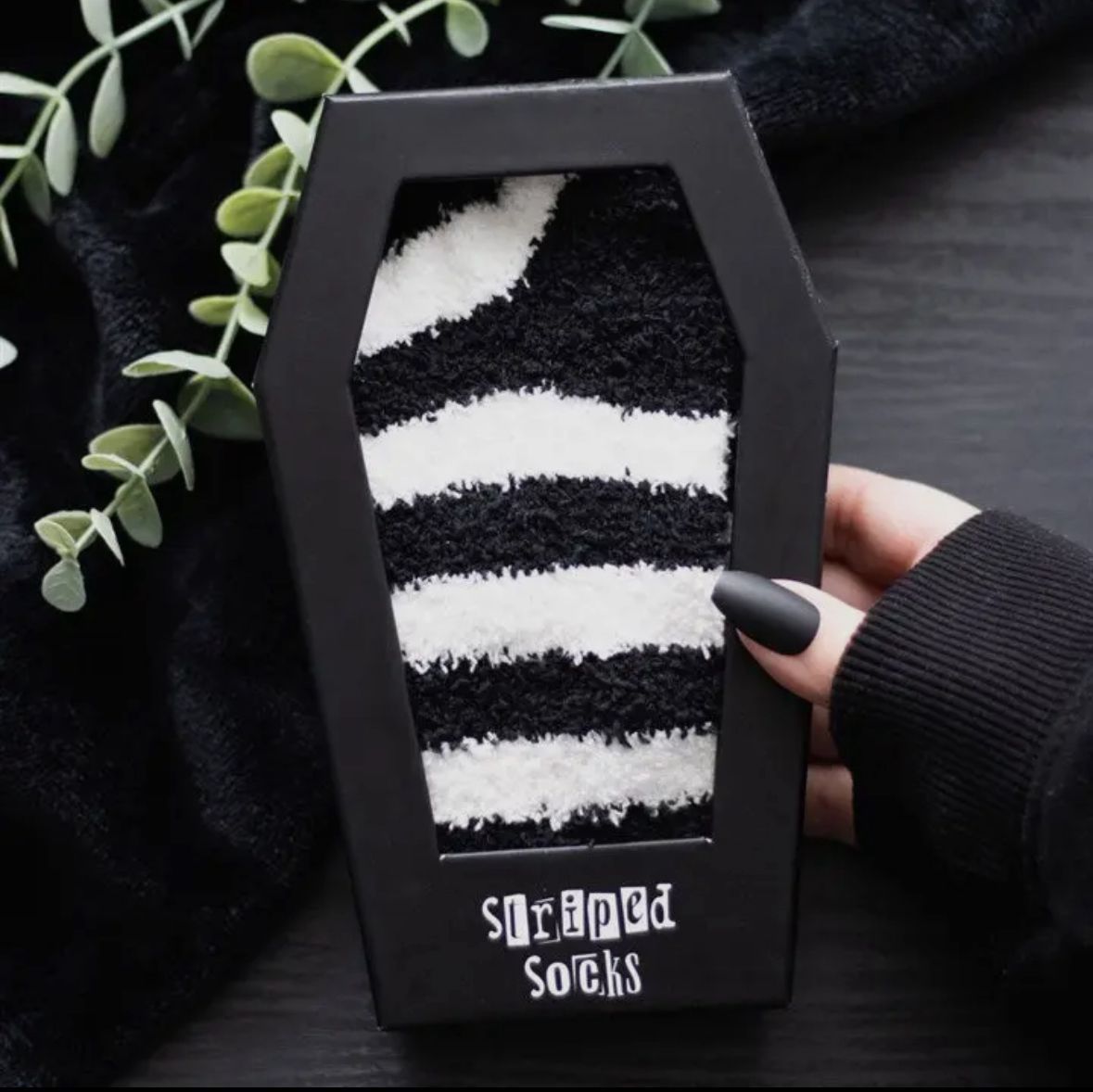 Kuschelsocken im Sarg – Schwarz-Weiß gestreift