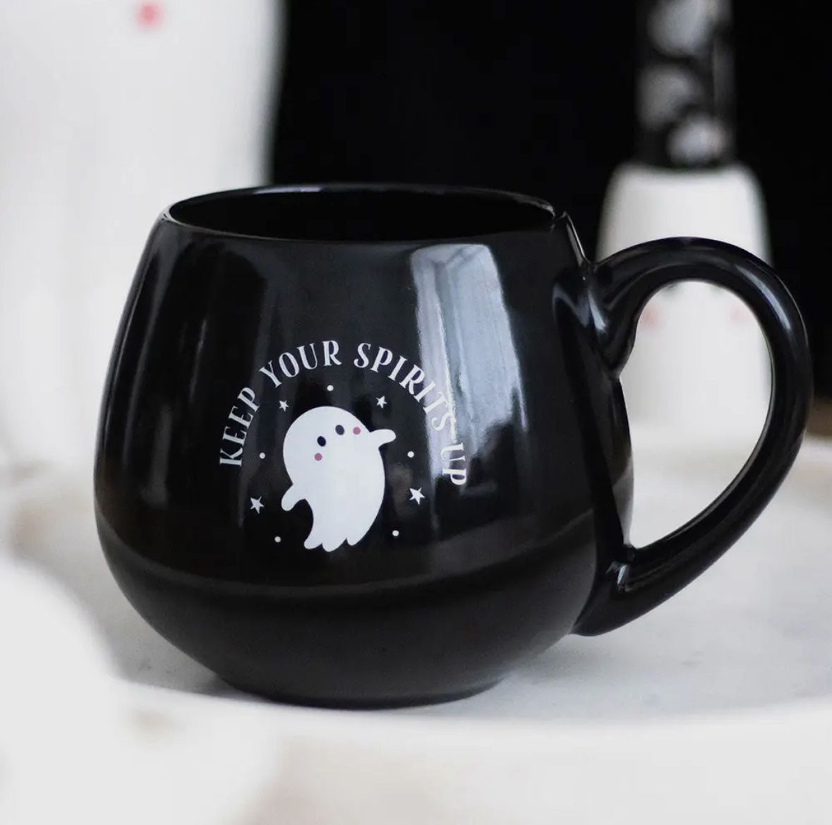 Schwarze Geister-Tasse „Keep Your Spirits Up“ – Halloween Mug
