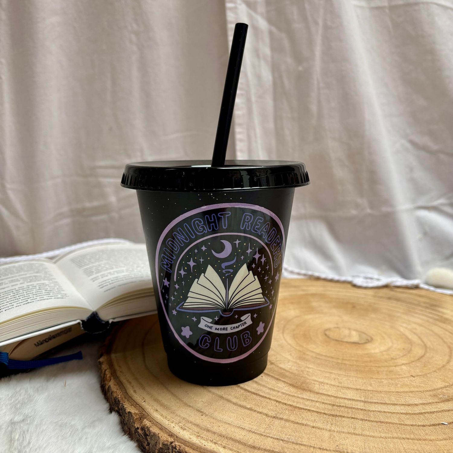 Schwarzer Glitzer-Trinkbecher „Midnight Readers Club“ Schwarzer Glitzer-Trinkbecher „Midnight Readers Club“