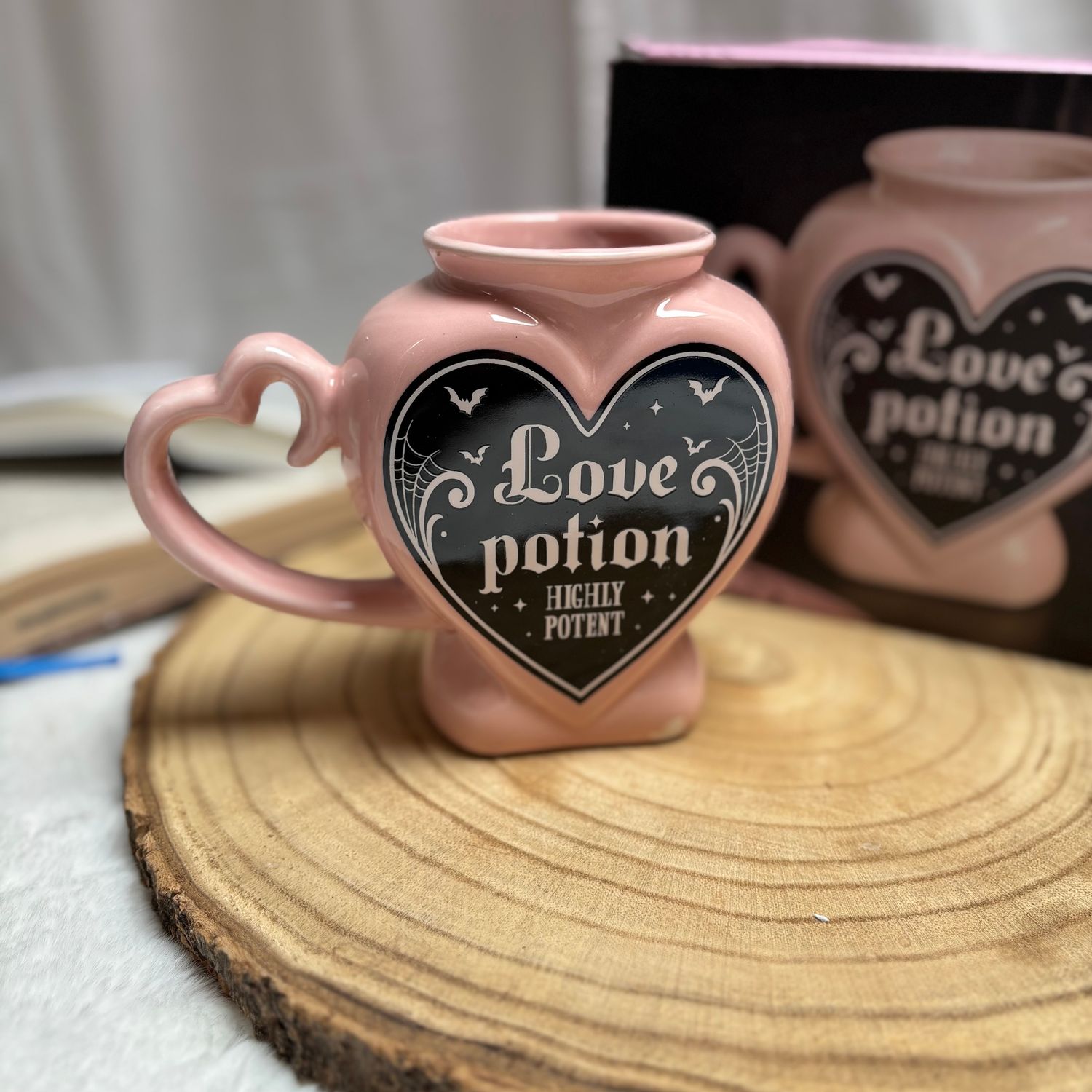 Herz-Tasse „Love Potion“ – Pink & Schwarz, Keramik