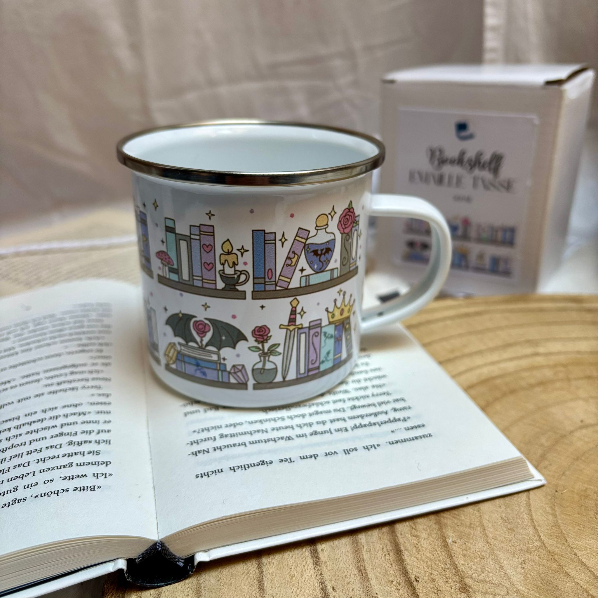 Bookshelf Fantasy Emaille-Tasse