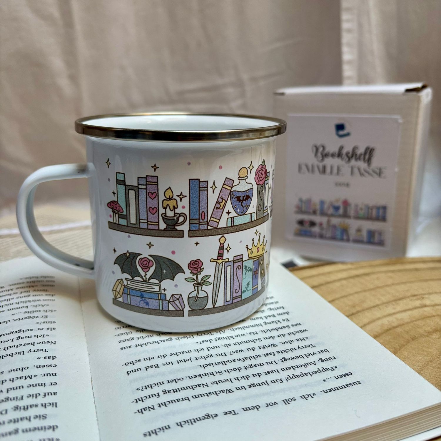 Bookshelf Fantasy Emaille-Tasse