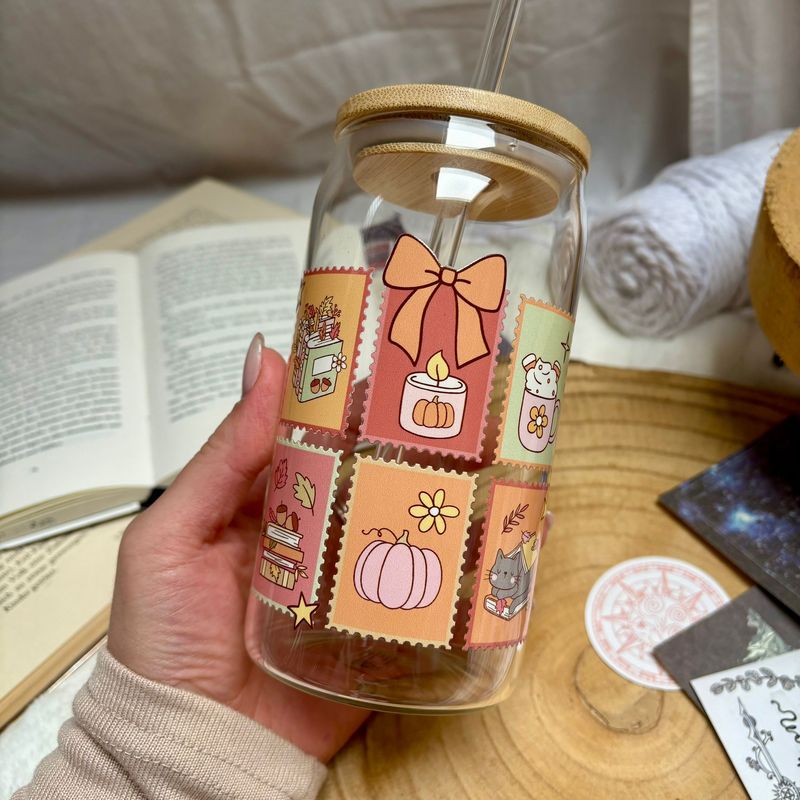 Cozy Fall Trinkglas mit Bambusdeckel & Strohhalm Cozy Fall Trinkglas mit Bambusdeckel & Strohhalm