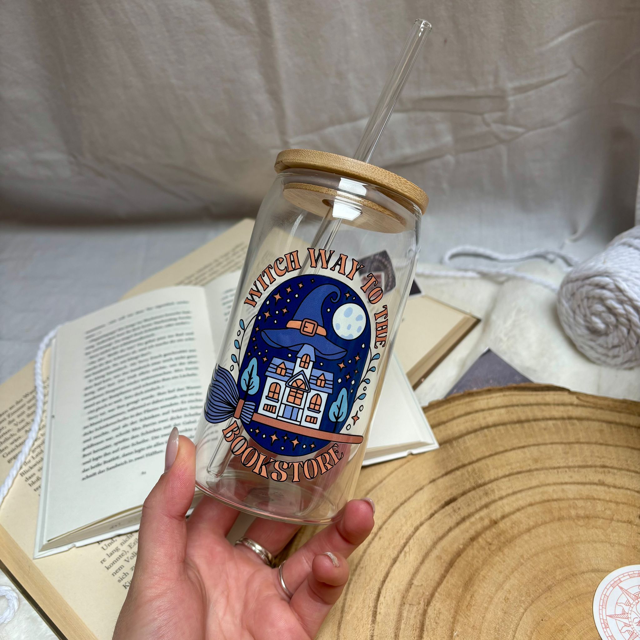 Witch Way to the Bookstore – Bookish Trinkglas 470 ml mit Bambusdeckel & Strohhalm | Hexen-Design | für kalte Getränke