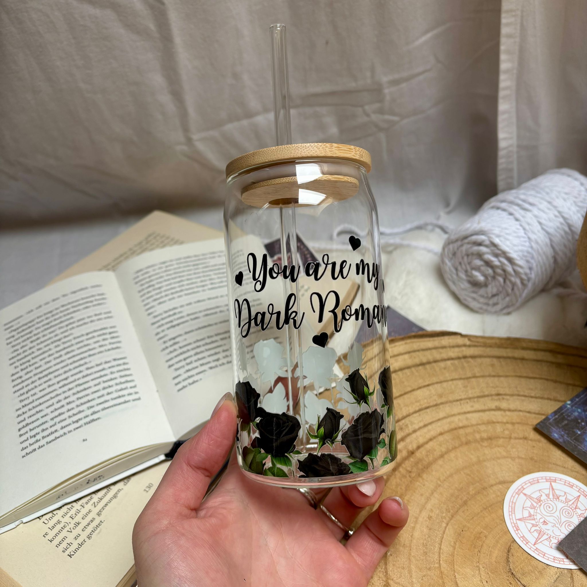 Hot and ColdYou are my Dark Romance – Bookish Trinkglas 470 ml mit Bambusdeckel & Glasstrohhalm | Schwarze Rosen | für kalte Getränke