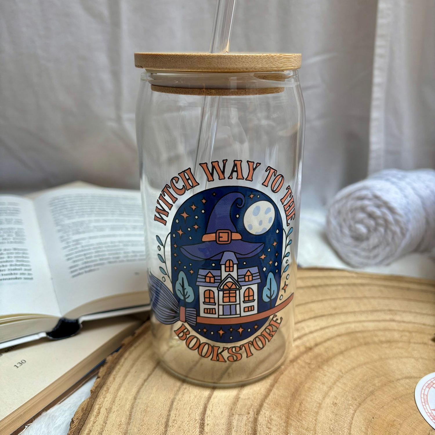 Witch Way to the Bookstore – Bookish Trinkglas 470 ml mit Bambusdeckel & Strohhalm | Hexen-Design | für kalte Getränke