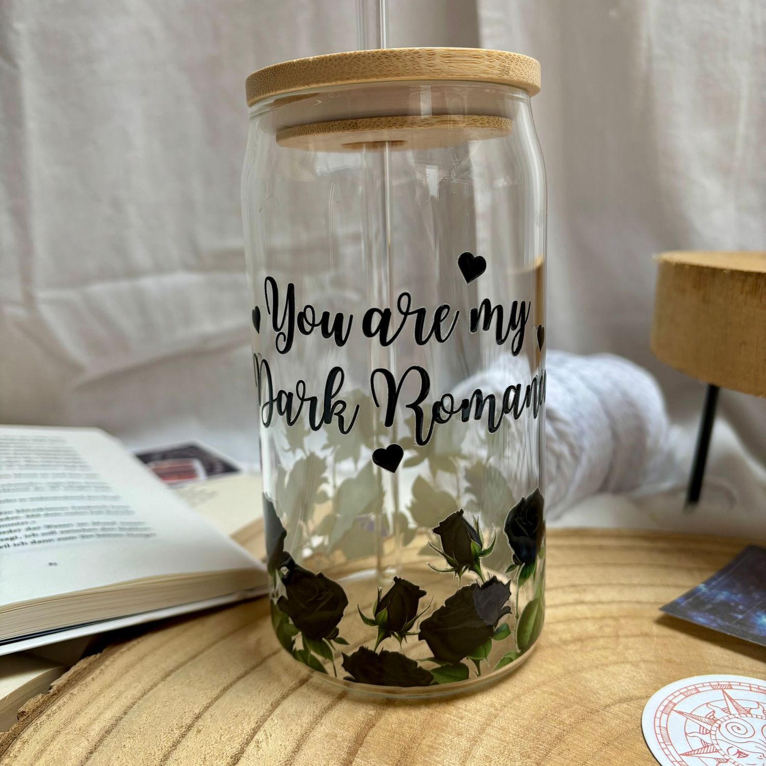 Hot and ColdYou are my Dark Romance – Bookish Trinkglas 470 ml mit Bambusdeckel & Glasstrohhalm | Schwarze Rosen | für kalte Getränke