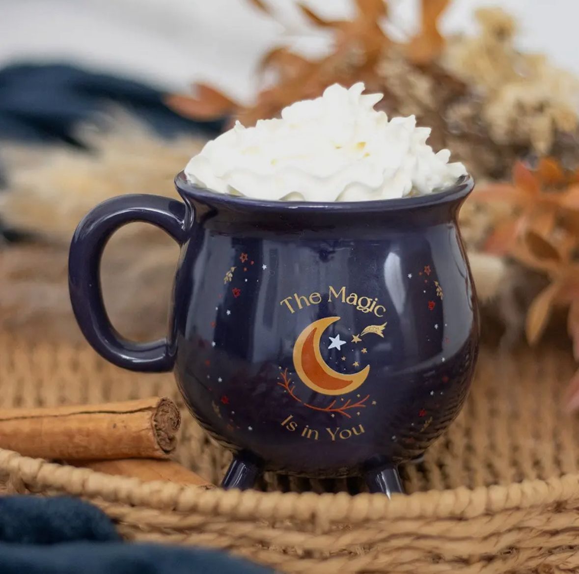 Hexenkessel Tasse „The Magic Is in You“ – Keramik, dunkelblau mit Mond & Sternen | Witch Mug