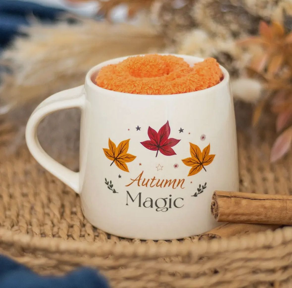 Tasse „Autumn Magic“ – Keramik Becher mit Kuschelsocken, ca. 350–400 ml | Cozy Fall Mug