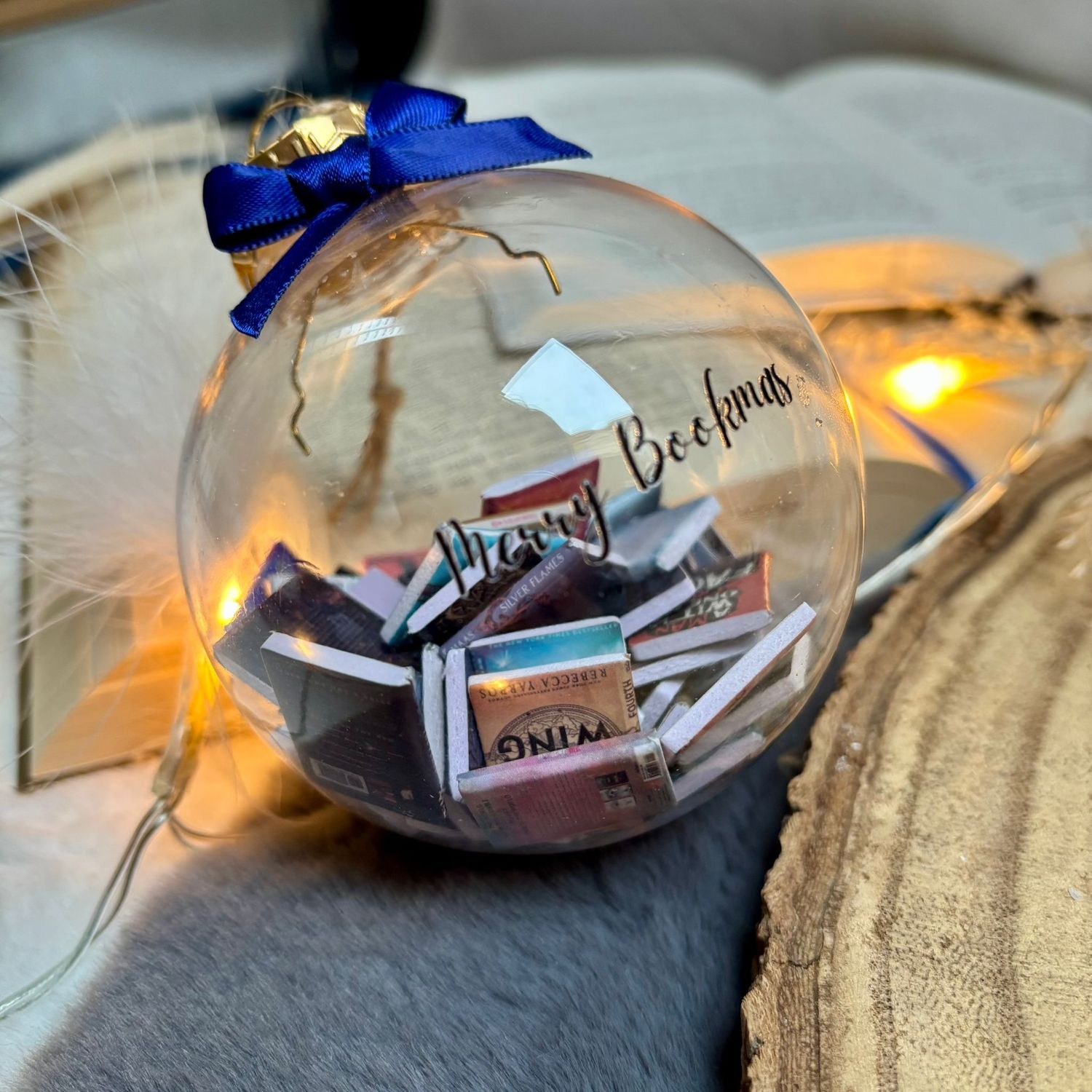 Christbaumkugel „Merry Bookmas“ – Mini-Bücher Ornament