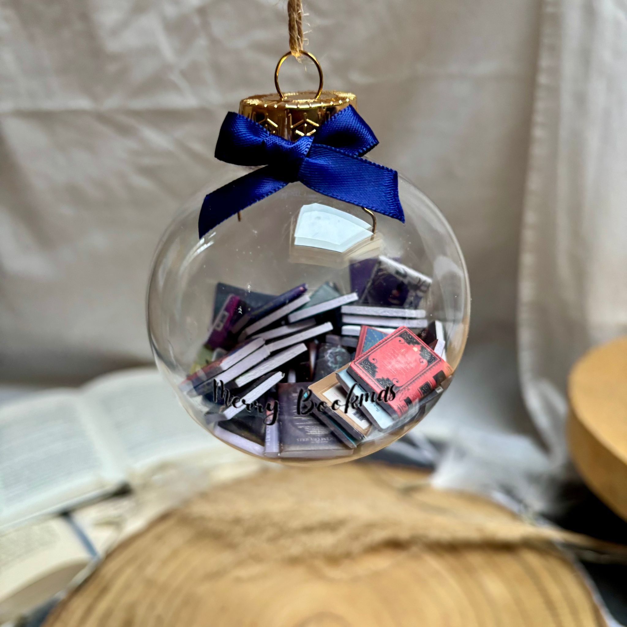 Christbaumkugel „Merry Bookmas“ – Mini-Bücher Ornament