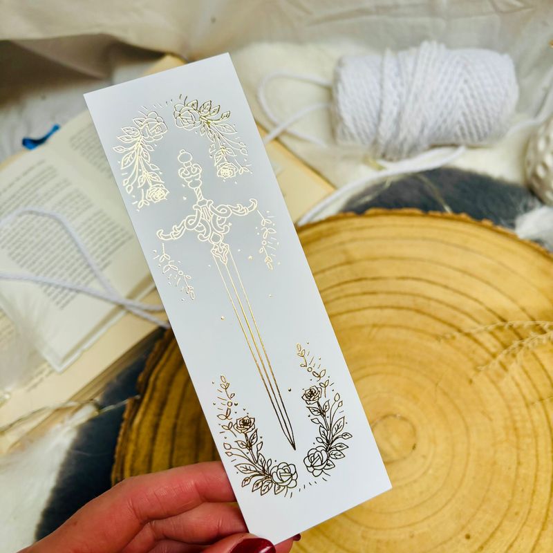 Lesezeichen „Blade & Roses“ – Schwertillustration