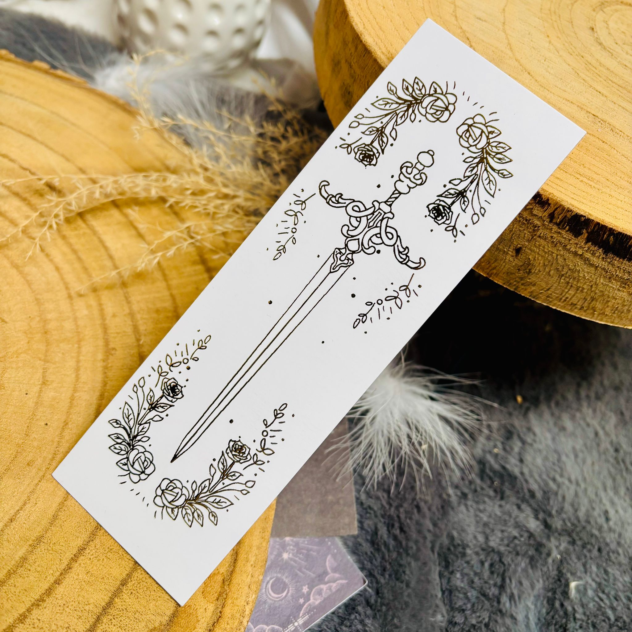 Lesezeichen „Blade & Roses“ – Schwertillustration