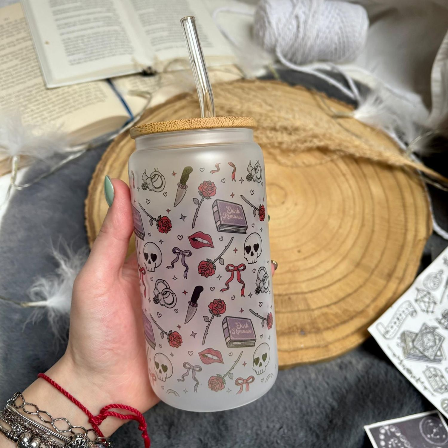 Dark Romance – Frosted Tumbler mit Bambusdeckel (470 ml)