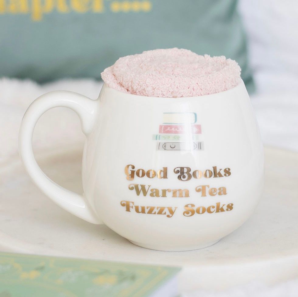Tasse „Good Books, Warm Tea, Fuzzy Socks“ + Socken