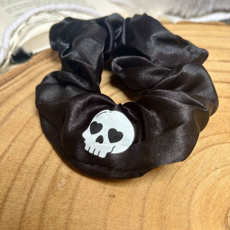 Satin-Scrunchie „Skull in Love“ (Schwarz) Satin-Scrunchie „Skull in Love“ (Schwarz)