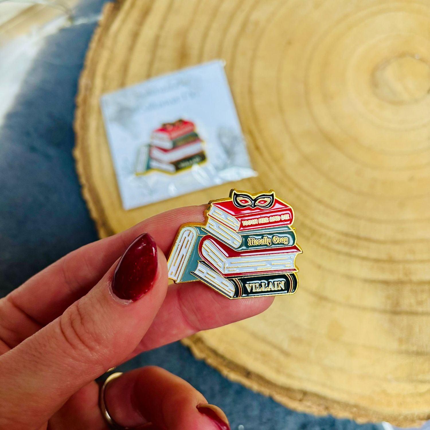 Emaille-Pin „Smut & Morally Grey Bookstack“