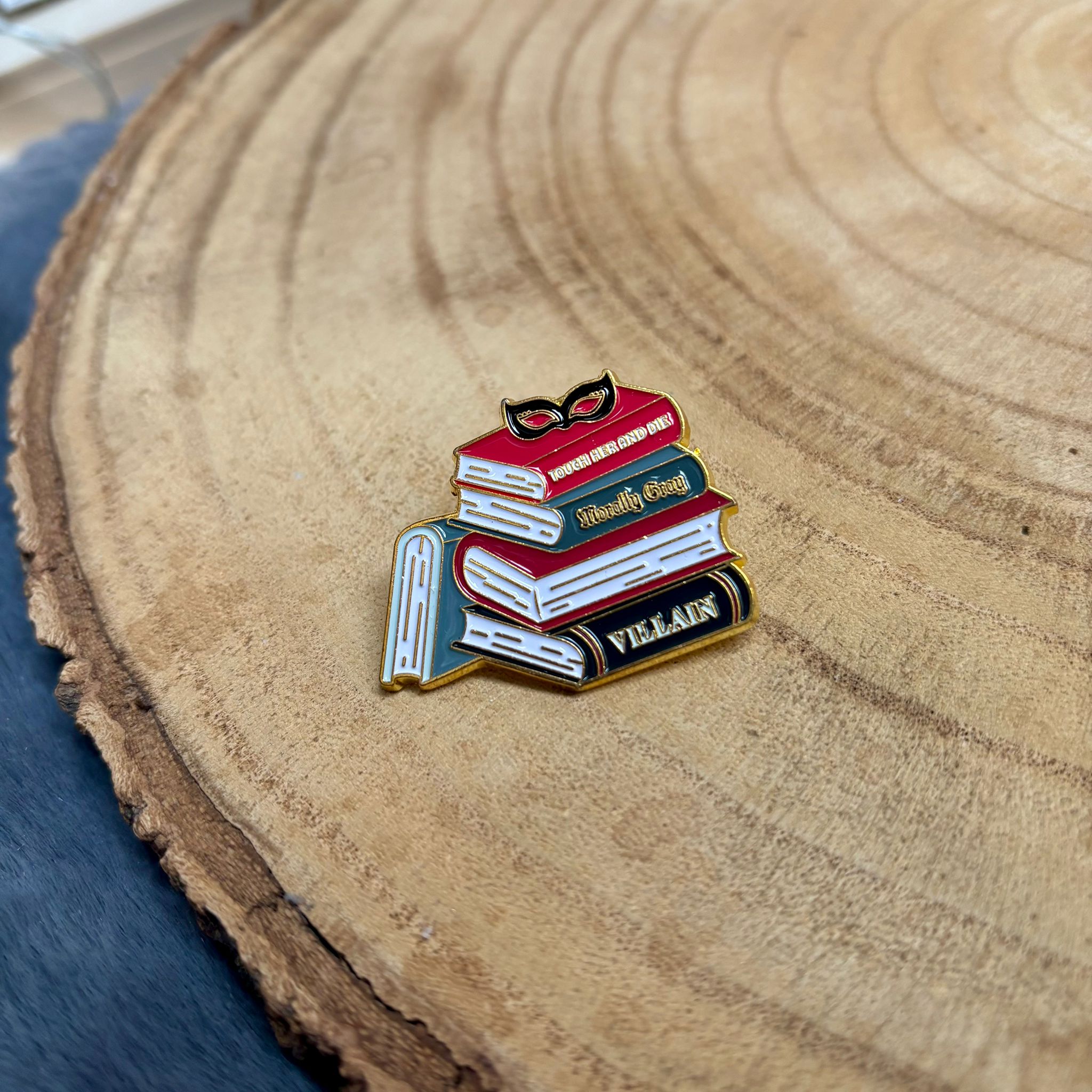 Emaille-Pin „Smut & Morally Grey Bookstack“