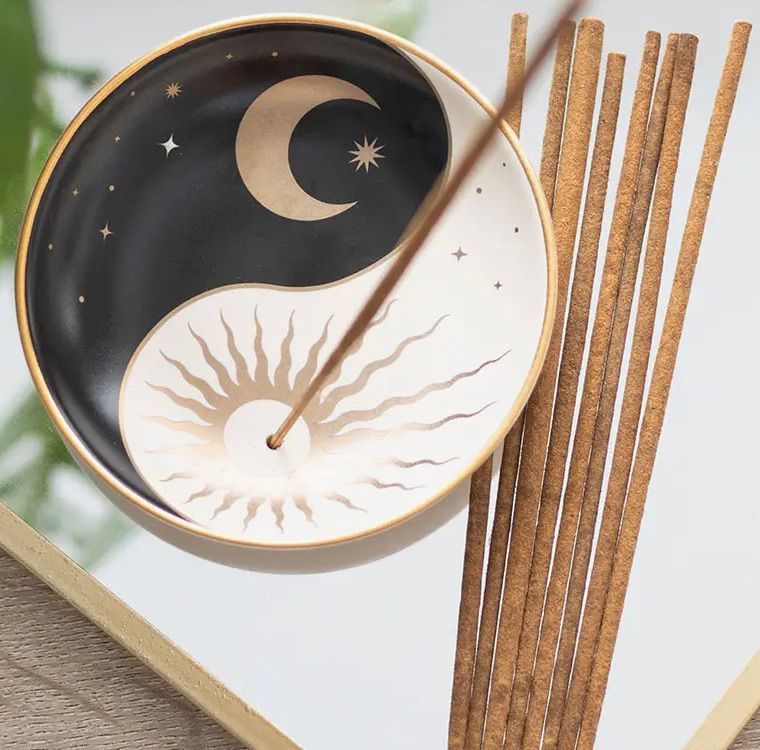 Mond & Sonne Räucherstäbchenhalter – Yin-Yang Keramikschale (schwarz/weiß, Goldakzent)