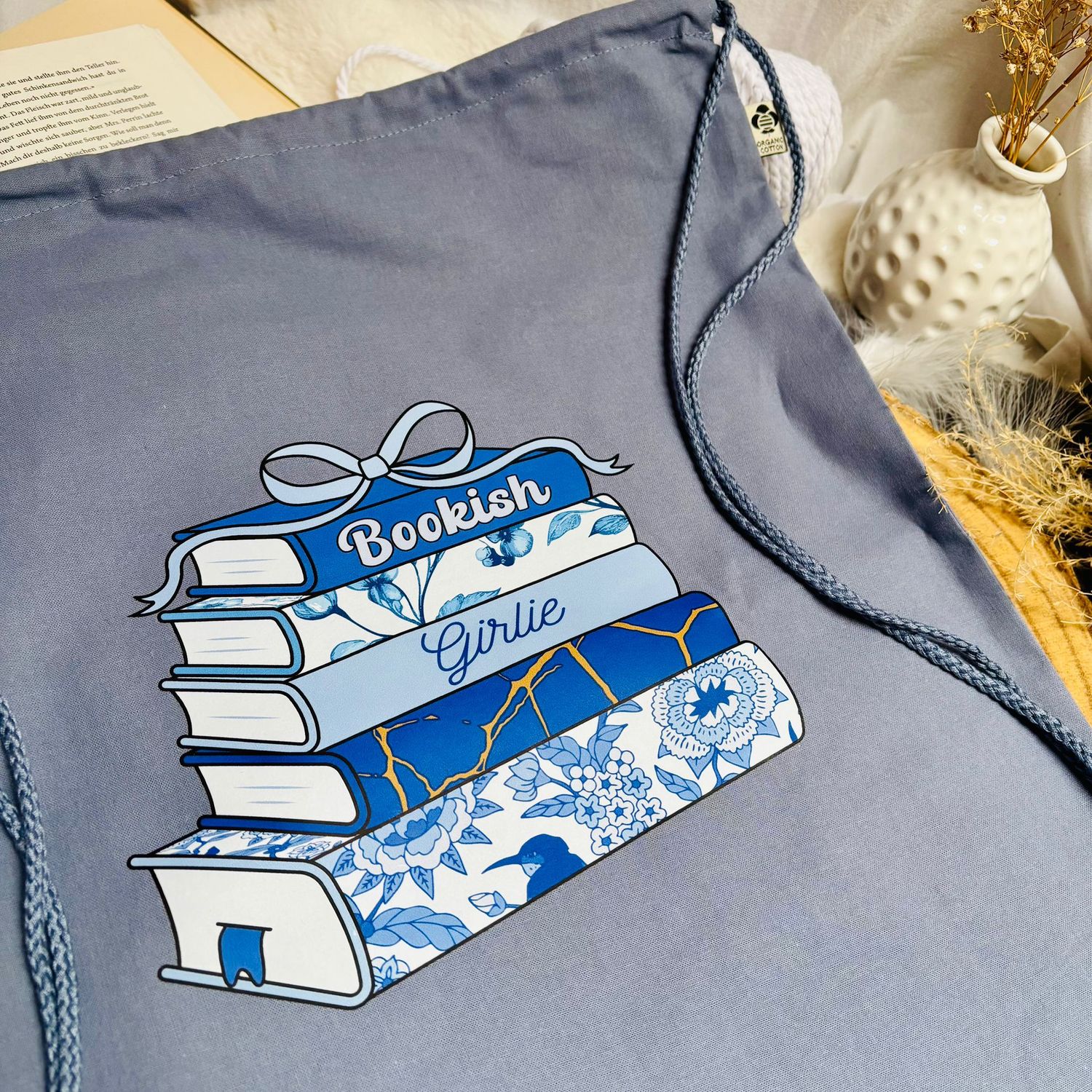 Turnbeutel „Bookish Girlie“ – leichter Bücherrucksack mit Illustrationsprint