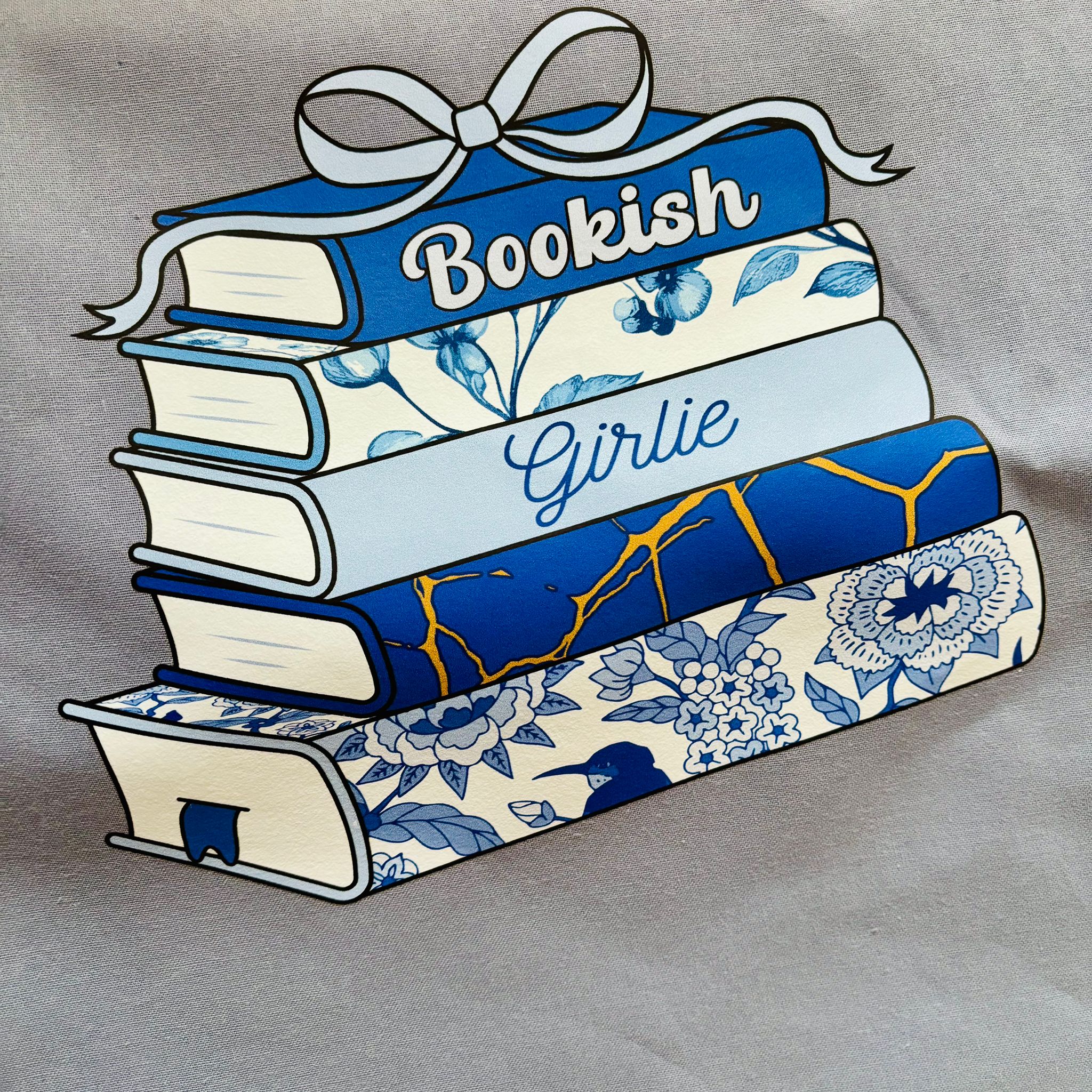 Turnbeutel „Bookish Girlie“ – leichter Bücherrucksack mit Illustrationsprint