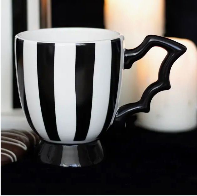 Fledermaus Tasse – Bat Wing Mug weiß-schwarz gestreift, Keramik ca. 400 ml | Gothic Halloween Becher
