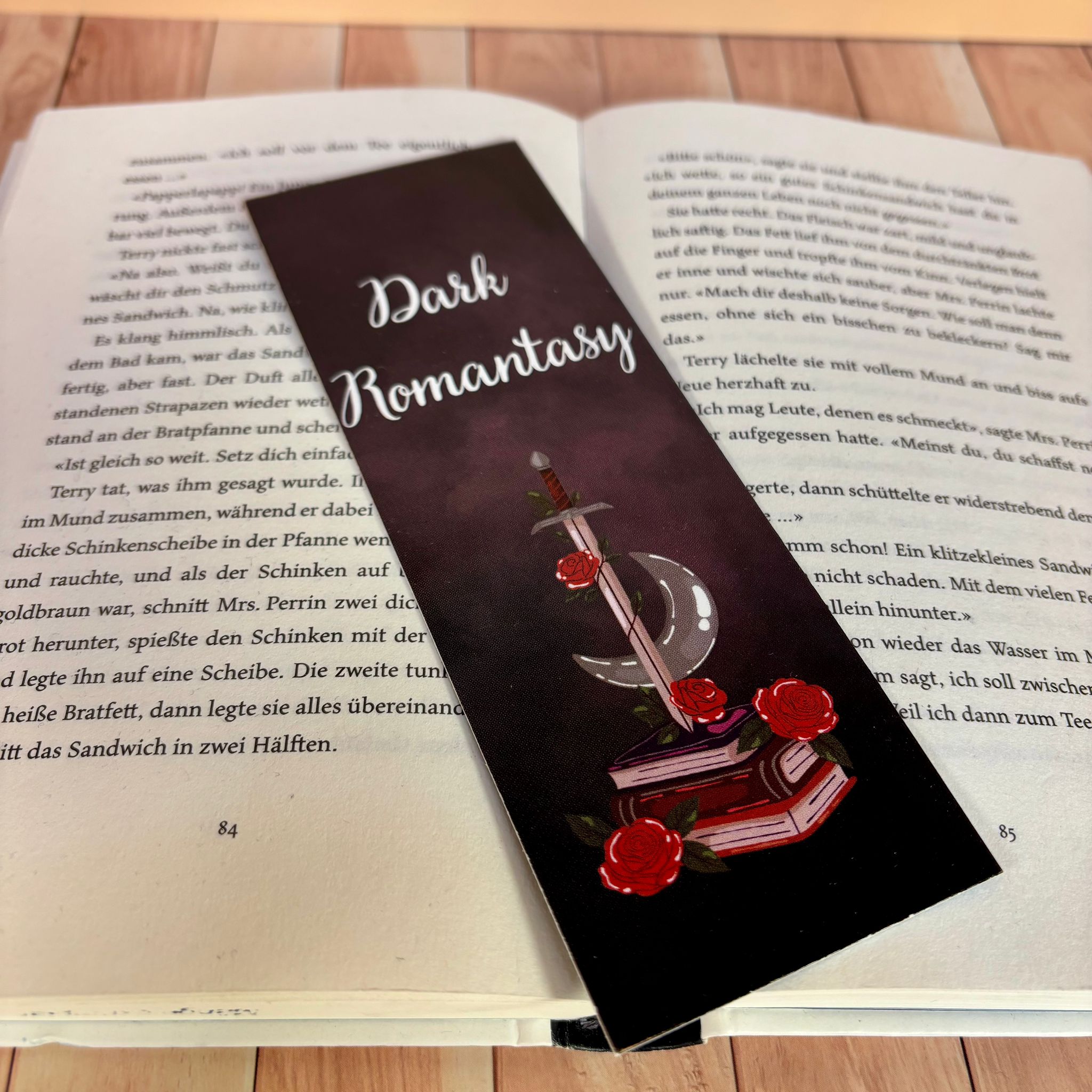 Lesezeichen „Because Romantasy needs darkness too“