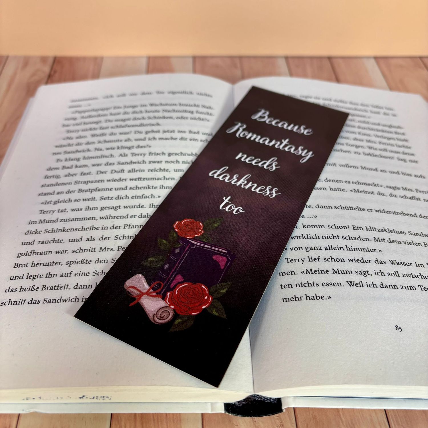 Lesezeichen „Because Romantasy needs darkness too“