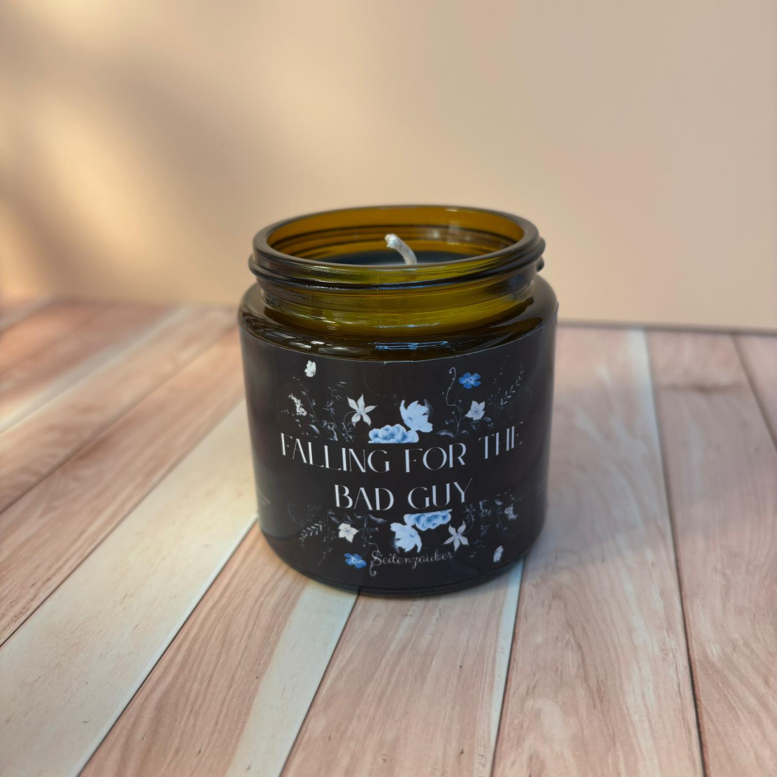 Duftkerze „Falling for the Bad Guy“ (Floral Dark Romance Vibes)