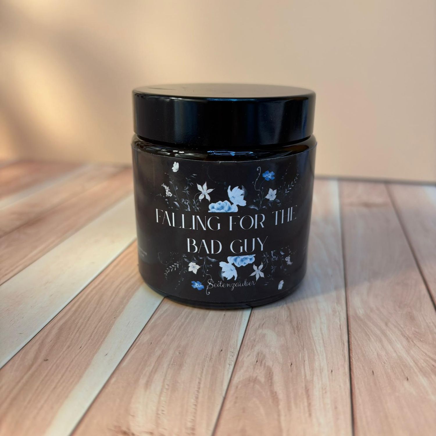 Duftkerze „Falling for the Bad Guy“ (Floral Dark Romance Vibes)