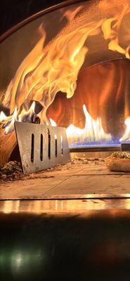 Flame deflector for large size pizza oven