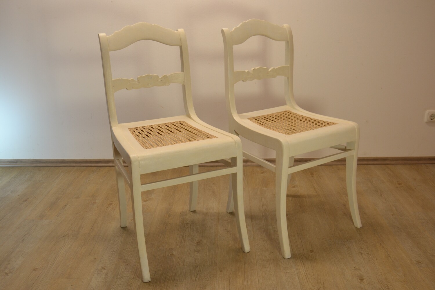 Ein Paar Biedermeier-Stühle mit Geflecht in weiß-mattem Farbton