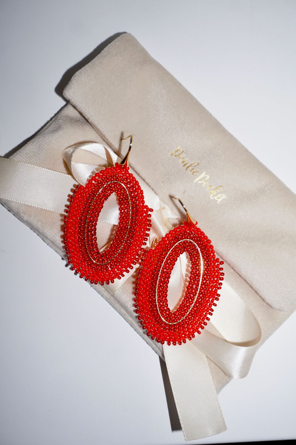 PAULIE POCKET Perlen Ovale Ohrringe (rot)