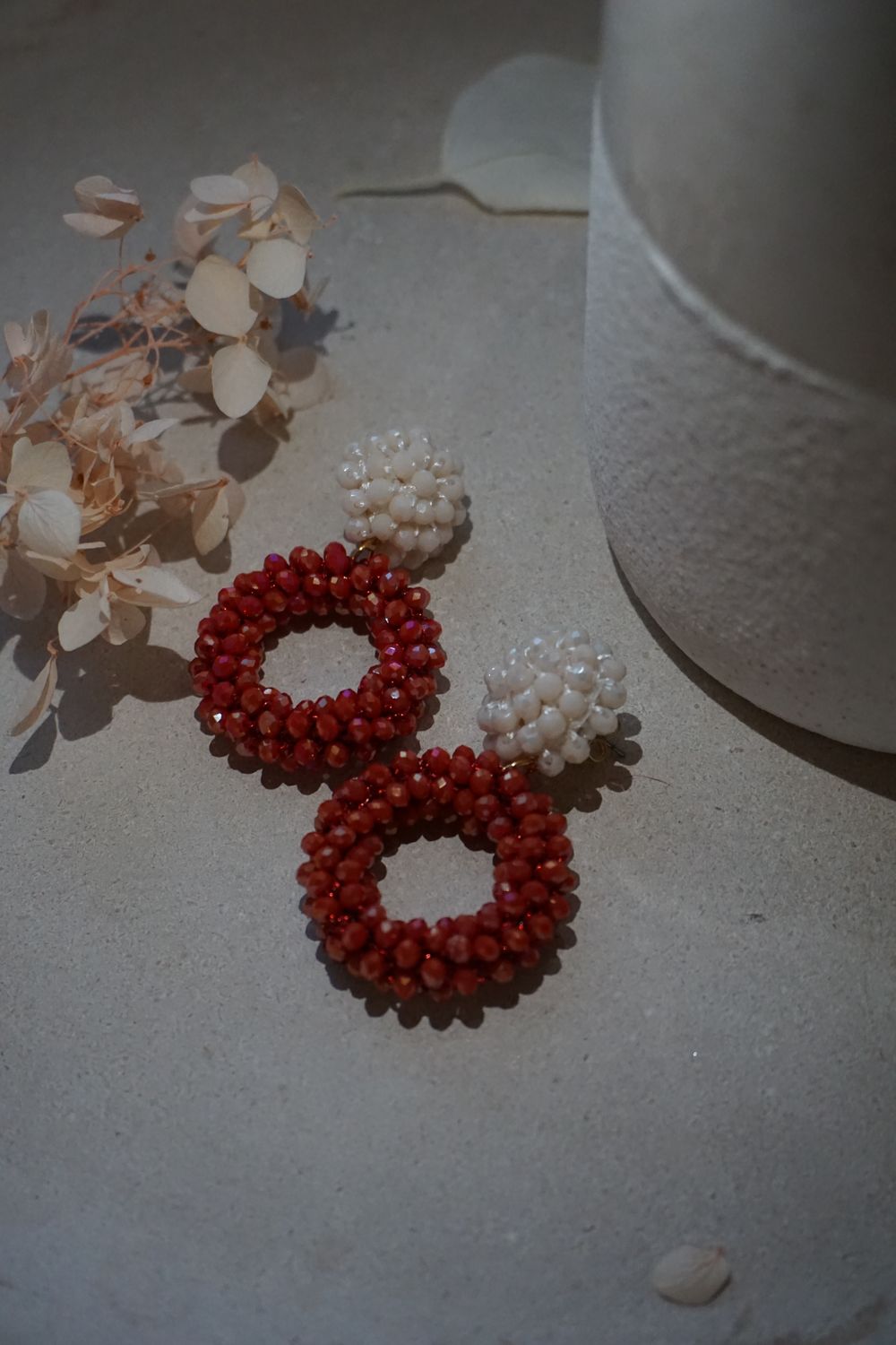 JoJo Jewelry Ohrring Sparkly rund (creme/rot)