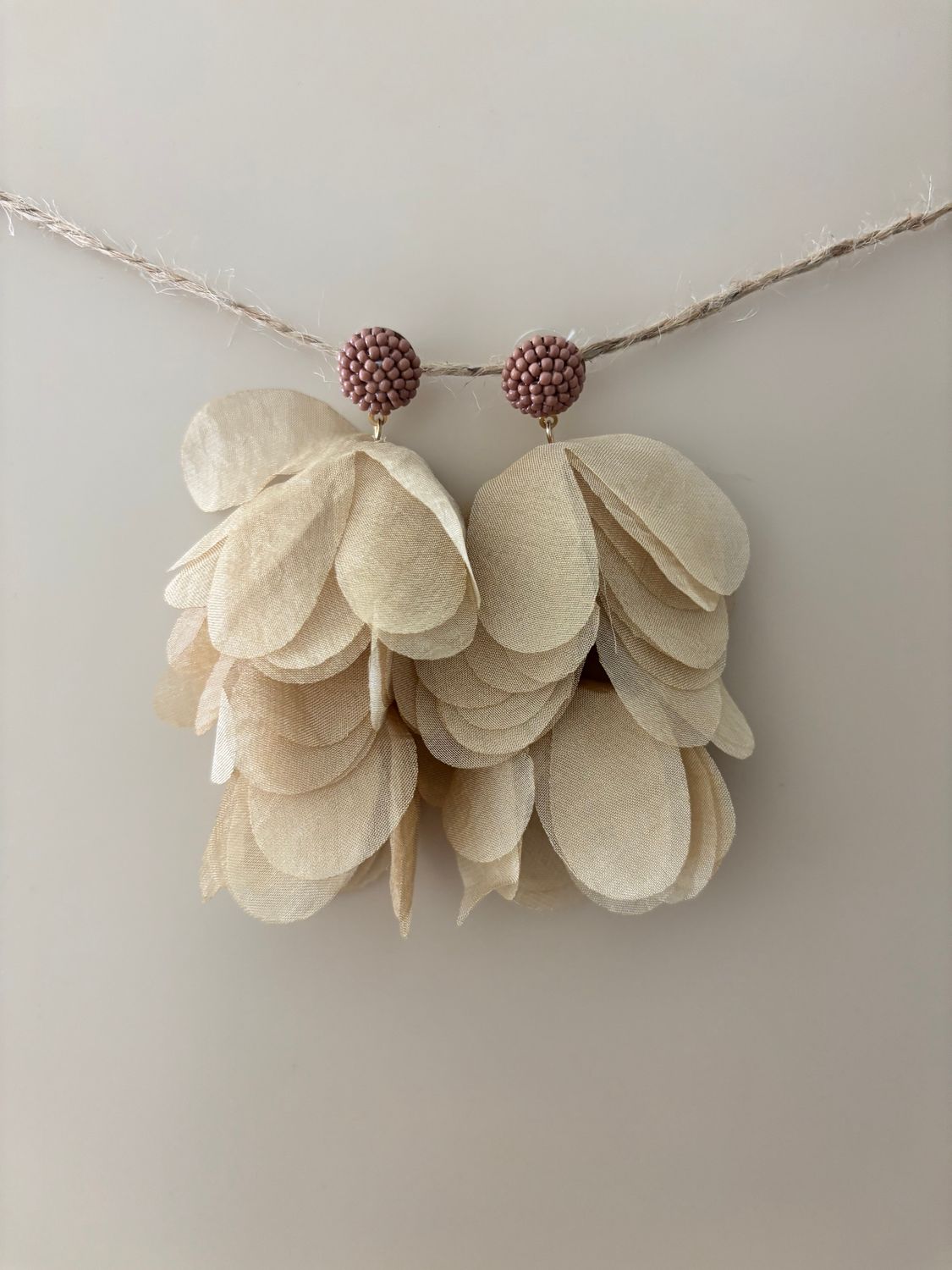 JoJo Jewelry Ohrring Flower Grande (beige)